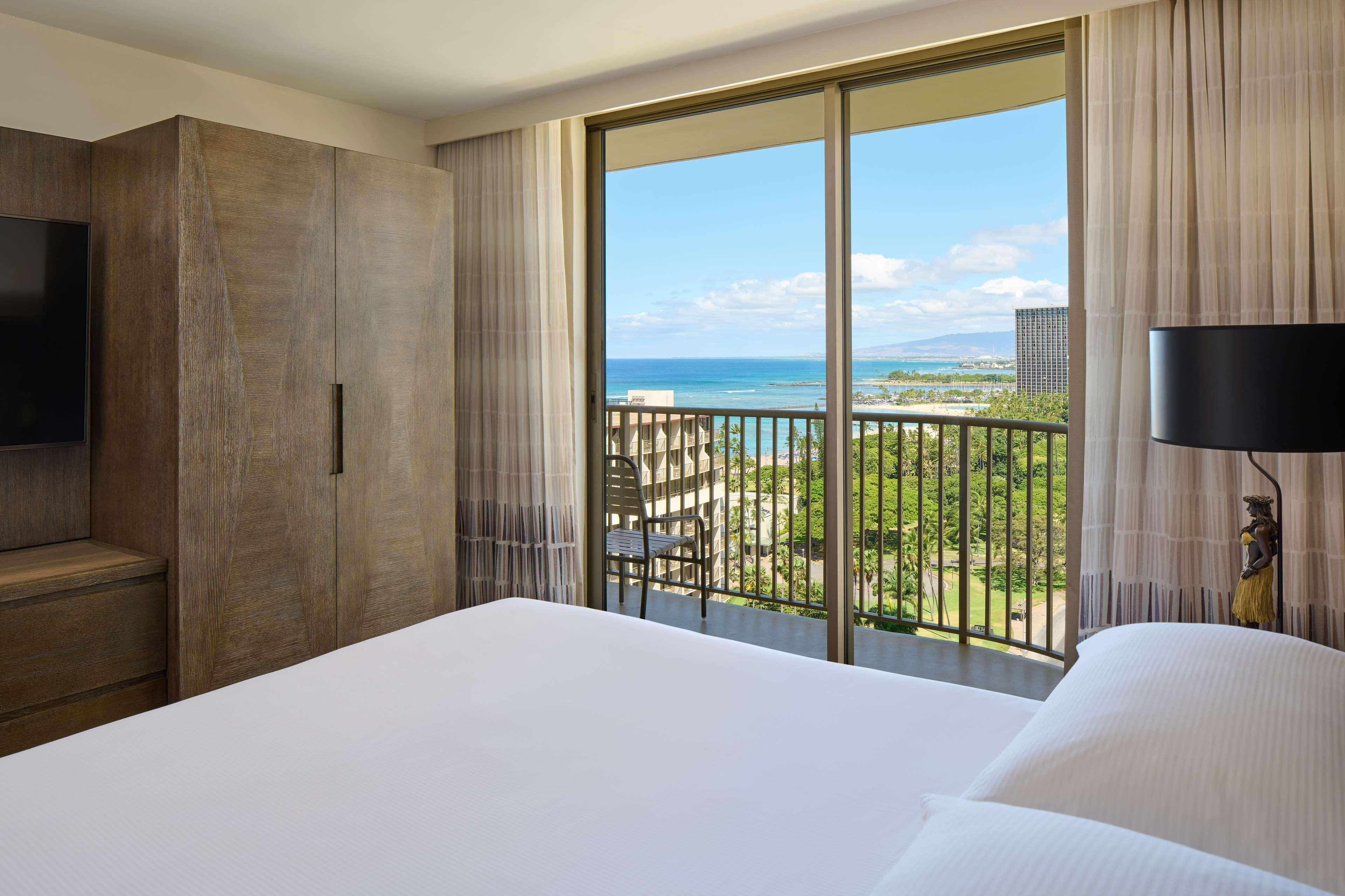 Embassy Suites By Hilton Waikiki Beach Walk Honolulu Esterno foto